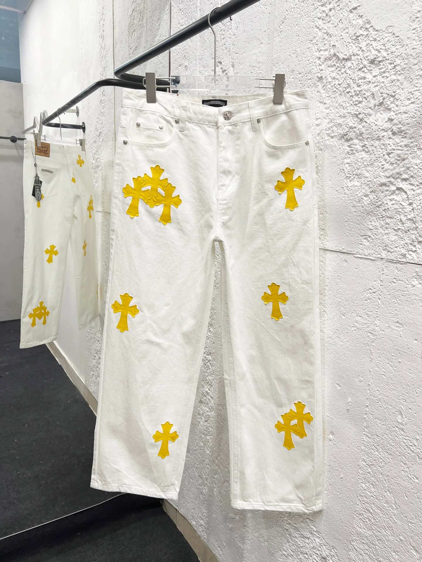 P230 Style number: H850 Chrome hearts & Chrome hearts 25ss yellow cross patch leather jeans Chrome hearts’ logging pants are here! ! ! CH Croix Heart Double Knee Cross Patch Leather Bo1 Style Logging Pants Straight-leg Work Pants B136 Croix Heart Cross Sanskrit Overalls Price 24W Level, patchwork cross pattern embellishment, high-waisted washed jeans! ! Absolutely high-end luxury products, 1.9W level god-level single products, super popular products, made by top heavy industry, not to be missed. About Zangyin, this is an extremely luxurious fashion brand, which can also be called the nobles of the high street. It has always been an exclusive brand of some hipsters or rich second generation. Compared with ordinary high streets, it is more luxurious and noble. Compared with luxury brands, it has a more fashionable personality and has always been a brand that I have a special liking for. Imported yarn is custom-woven into a high-density twill canvas. While ensuring a stiff silhouette, the fabric feels very delicate. It follows the B01 classic silhouette. The upper body is stiff and stylish. The ready-made garments are stone-ground and fermented and can be matched with any style. Buttons and zinc-brushed washable genuine YKK retro metal products. Double-layered canvas on the front. Perfect details. All hardware is perfect. Size: 30-32-34-36 Color: white pants and yellow leather